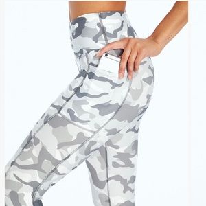 Bally Total Fitness 22” Capri leggings size S